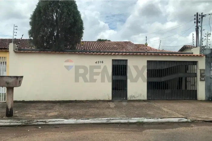 Casa Financiável com 03 Quartos e Piscina no Agenor de Carvalho