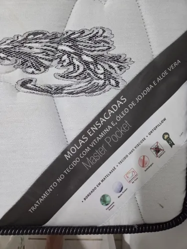 Vendo Box e colchão Ortobom .