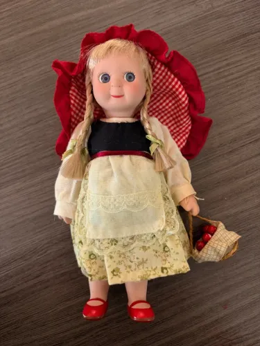 Boneco Chapeuzinho Vermelho DeAgostini colecionável original em porcelana - conto clássico