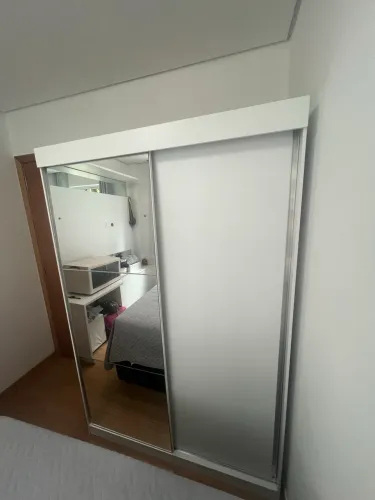 Guarda Roupas branco com espelho