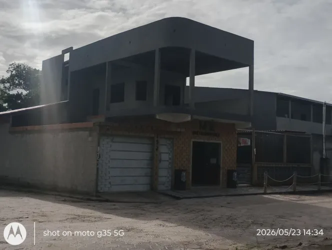 Vendo está casa com ponto comercial na cidade de mucuri Bahia