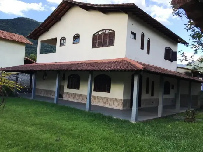 DUAS CASAS INDEPENDENTES EM CONDOMÍNIO NO MESMO TERRENO!