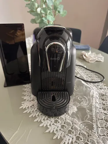 Cafeteira Delta e porta cápsula 