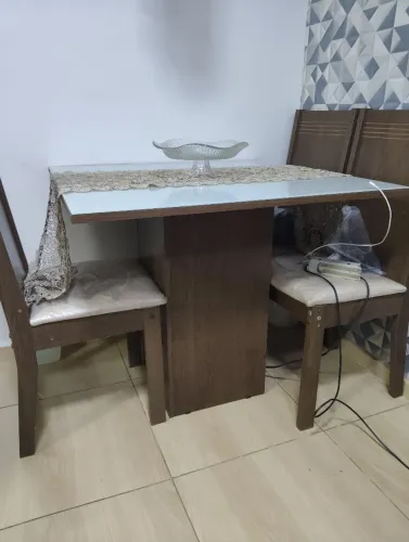 Mesa quadrada com tampo de vidro 