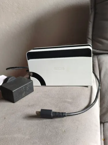 Dock de Nintendo switch oled branco com os cabos