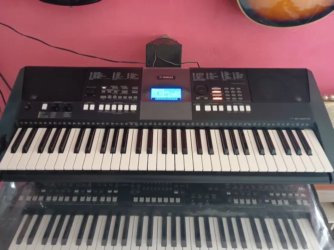 Teclado Yamaha E-423.