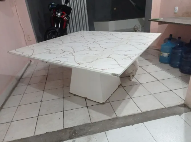 Vendo mesa 150 x150 só a mesa grande com vidro laminado 