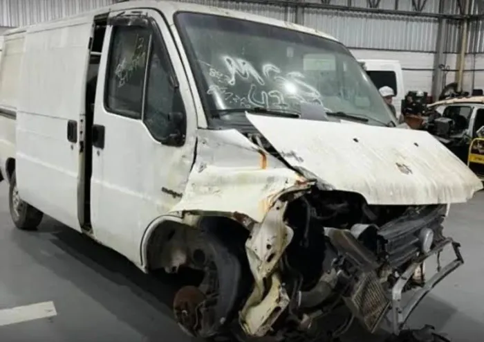 Vendo 2 Furgões Ducato e Iveco para retirada de peças 