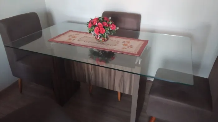 Mesa de jantar com 4 cadeiras em perfeito estado