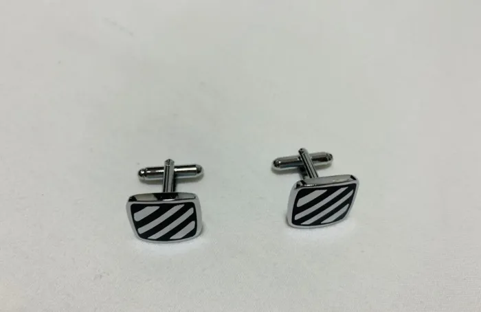 conjunto de abotuaduras marca embios prateada com listas preta