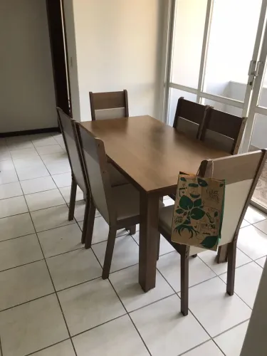 Mesa de jantar com 6 cadeiras 