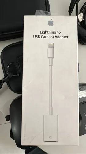 Adaptador Lightning para Câmera com USB original da Apple.