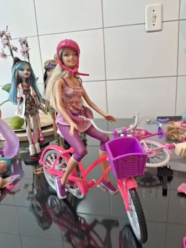 Barbie ciclista com duas bicicletas