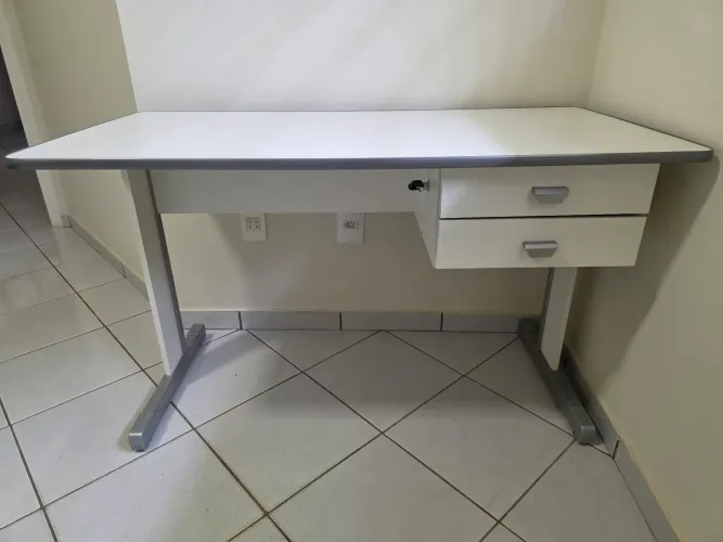 Vendo mesa escrivaninha com 2 gavetas