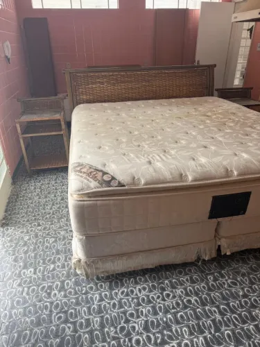Cama box super king com cabeceira e 02 mesas acessórias