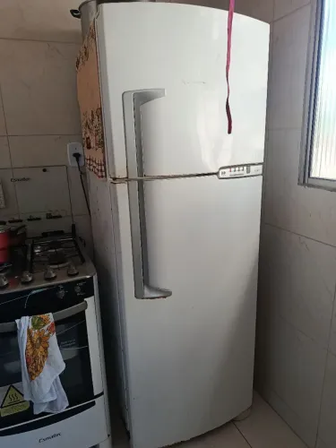 Geladeira Brastemp, modelo Duplex com freezer superior.