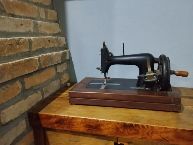 Máquina de costura alemã antiga
