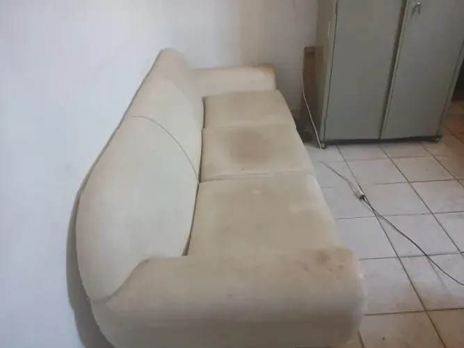 SOFÁ DE COURO SINTÉTICO BEGE/CREME - 5 LUGARES (2 + 3) - PRECISA DE LIMPEZA - R$ 300,00