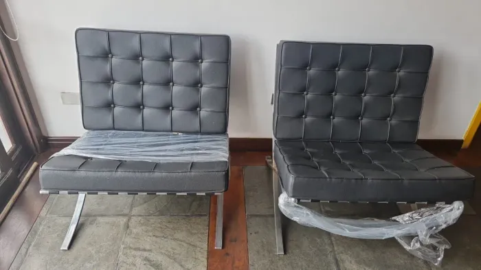 Par de poltronas Barcelona com puff