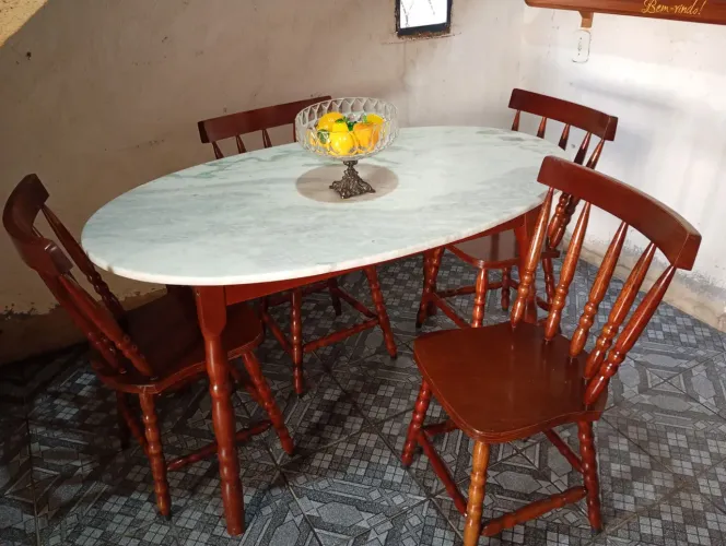 Mesa de Jantar OvalVintagem com Tampo de Mármore com 4 cadeiras de Encosto Espiral