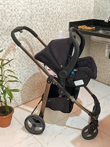 Carrinho de bebê Galzerano Olympus com bebê conforto