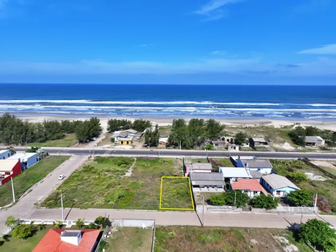 TERRENO A UMA QUADRA DO MAR - BAIRRO JARDIM ULTRAMAR!
