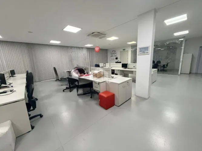 Ampla Sala comercial medindo 145 m², localizada na proximidades da CIC