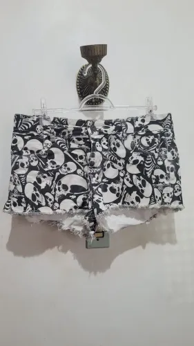 Short estampado caveira