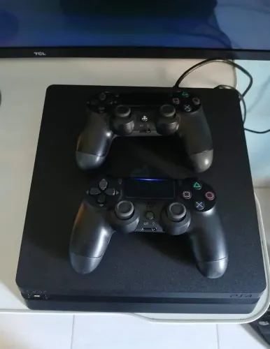 Vende-se PS4 slim de 1TB com 2 controles originais e 1 jogo