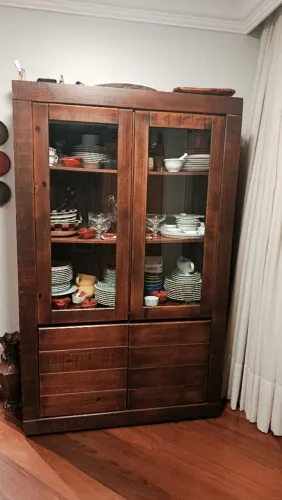 Baixou de R$1.800,00 para R$1.500,00 Cristaleira maciça retrô - ARTEFAMA