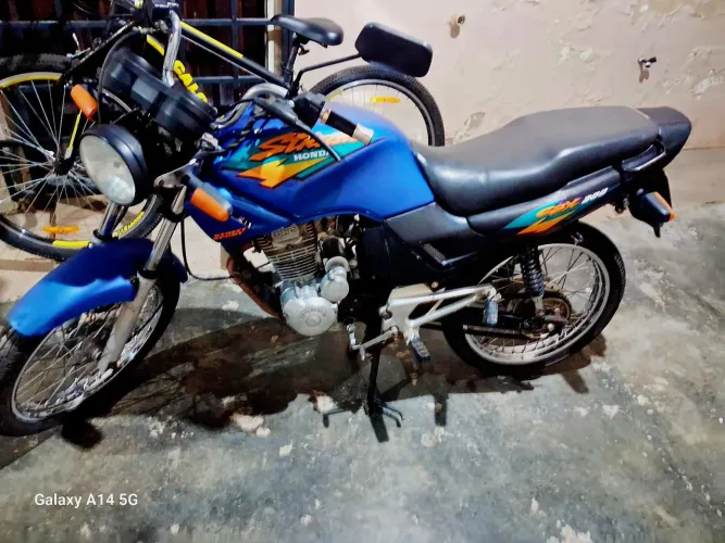 Vendo uma cbx strada em dias no ponto de transferência 