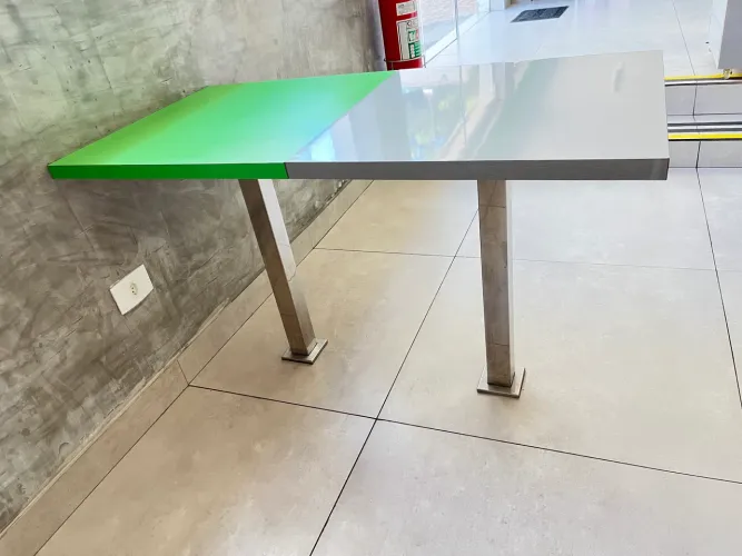 20 mesas em mdf cores verde/prata c/ pés em aço inox e alumínio