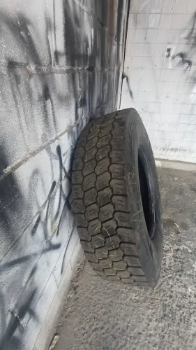 Vendo 3 pneus 295 sem câmara