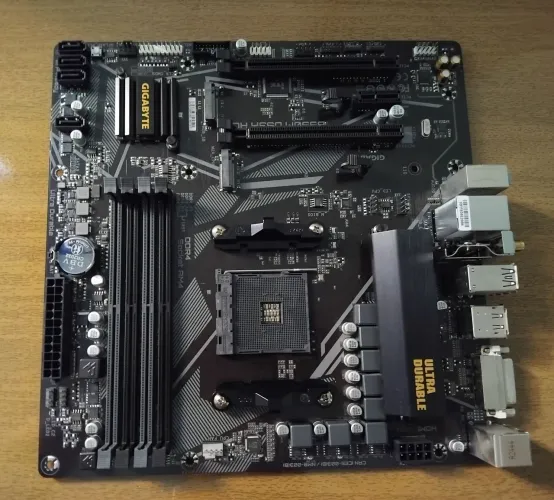 Placa Mãe Gigabyte B550M DS3H AC (Wi-Fi + BT) - Impecável, Completa