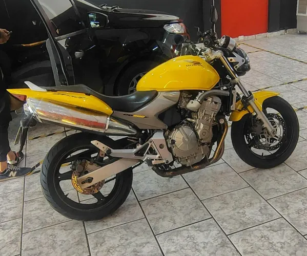 Vendo ou troco Hornet carburada com manual e chave reserva