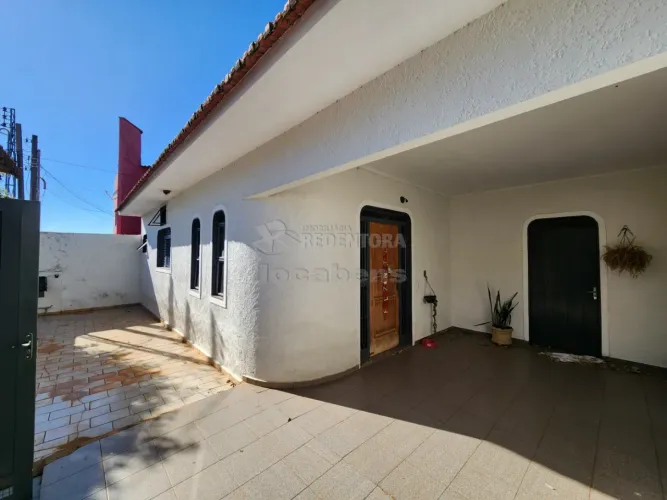 Casa para locação com 2 dormitórios e 2 vagas de garagem localizado no Jardim Soraia.