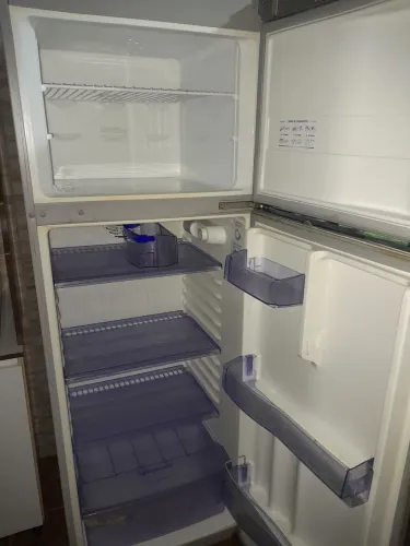 Vendo geladeira motivo mudança.