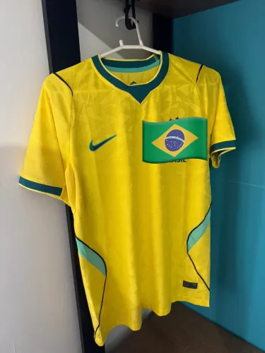 Camiseta Brasil modelo jogador 
