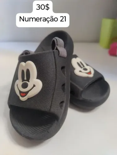 Roupa e calçados para menino