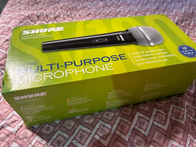 Microfone Shure com fio.