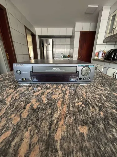 Videocassete Gradiente modelo GV-412C, reprodutor de fitas VHS com sistema de 4 cabeças Hi
