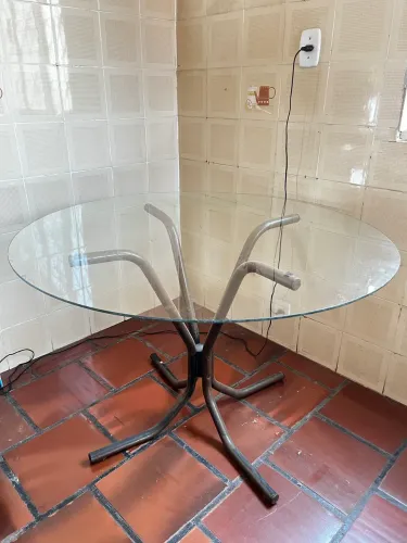Vendo essa mesa redonda de vidro (usada)