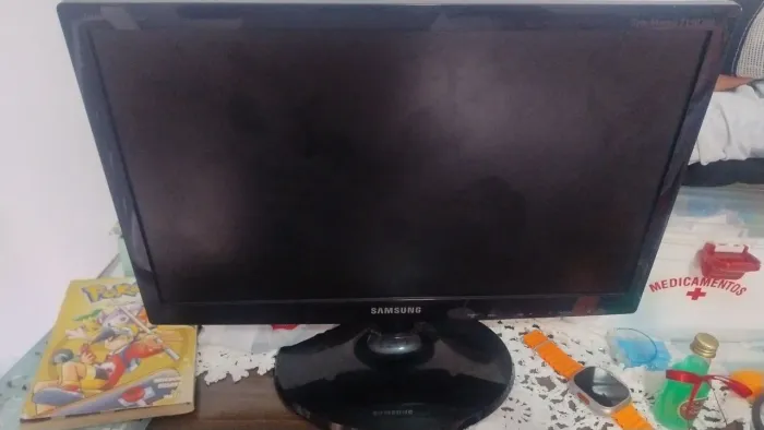 Vendo tv LCD 19 polegadas com defeito para retirar peças 