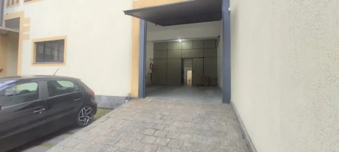 Prédio comercial no Jaguaré com galpão e salas