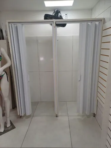 Provador de loja Duplo em MDF com portas sanfonadas PVC