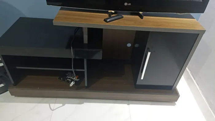 Rack super conservado, com rodinhas.