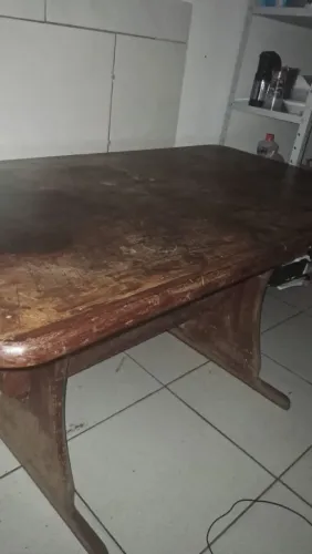 Mesa de madeira grande .