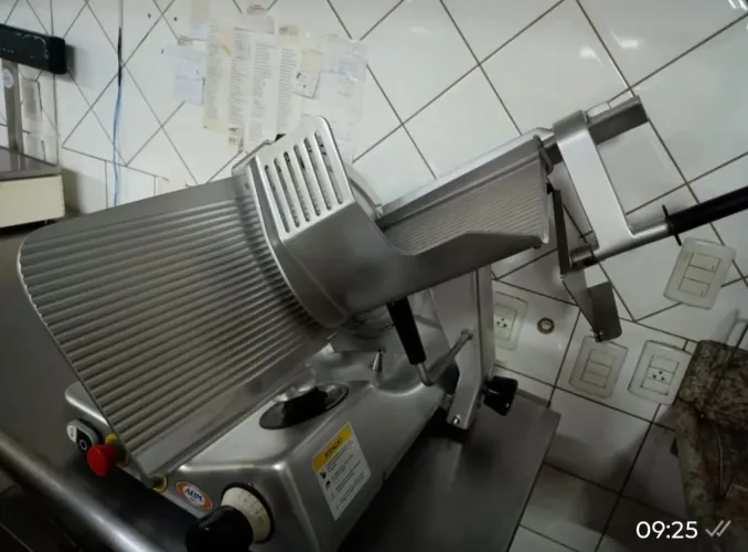 Máquina de fatiar frios