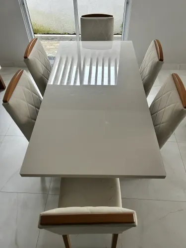 Conjunto de Jantar em Madeira Maciça - Elegância e Conforto