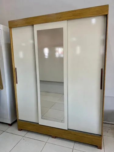 Guarda roupas com portas de correr e espelho 